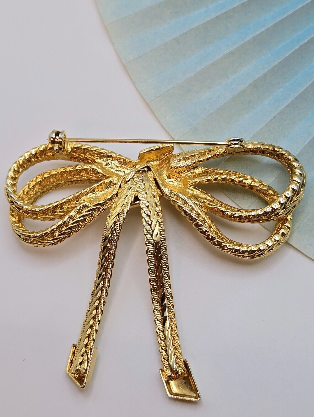 Vintage Gold Tone Bow Brooch - Picture 13 of 17